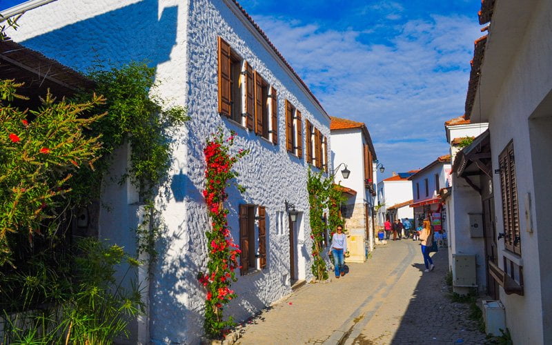 Begonvillerle Süslenen Mavi Beyaz Evler ve Otantik Pansiyonlarıyla Türkiye’nin Santorini’si Sigacik Gorulecek Yerler - Marmara Bölge Gazetesi