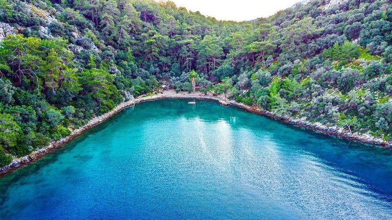 Muğla’nın saklı cennetlerinden biri olan Sıralıkbük Koyu, doğallığını koruyan eşsiz