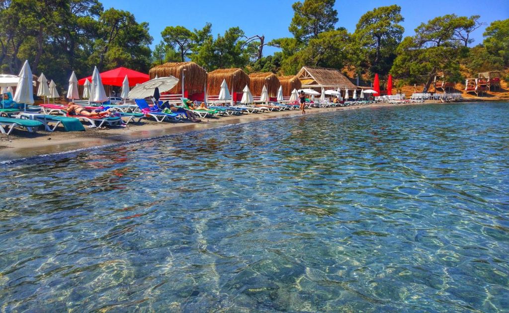 Doğal güzellikleri, huzurlu atmosferi ve berrak deniziyle Boncuklu Koyu, Fethiye’nin