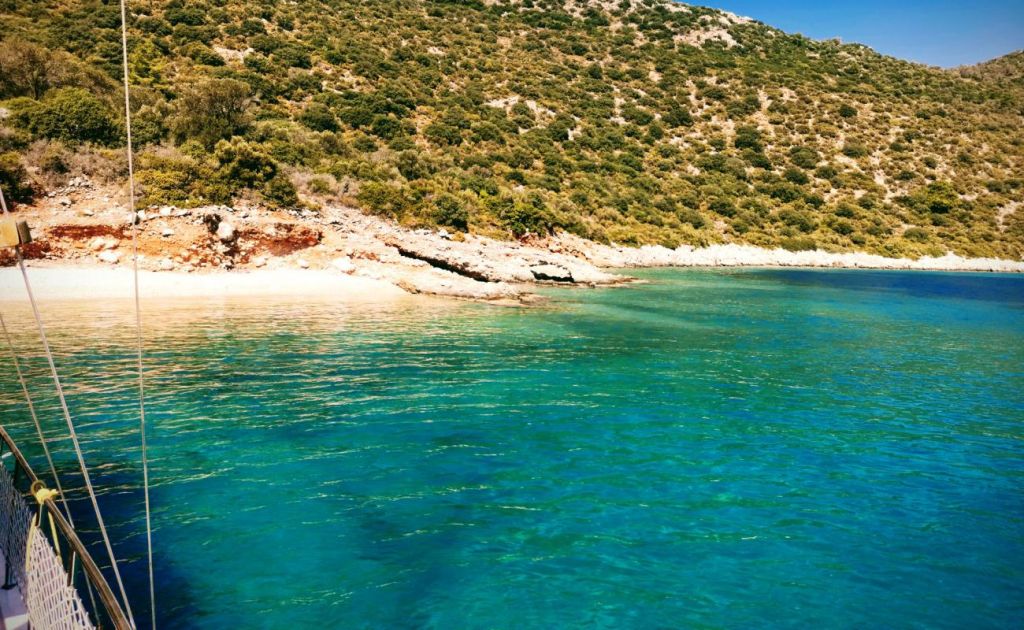 El değmemiş doğası ve turkuaz rengi deniziyle Fırnaz Koyu, Antalya’nın