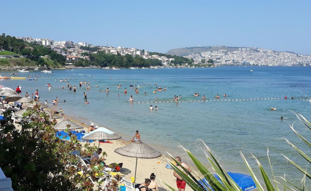 Sinop’un merkezinde yer alan Mobil Plajı, berrak denizi ve güvenli