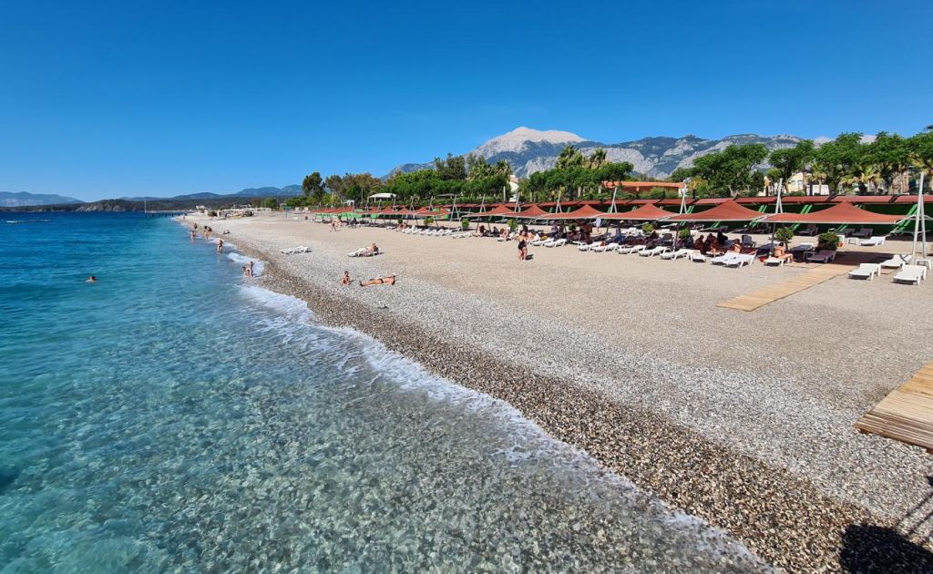 Antalya’nın doğal güzellikleriyle öne çıkan Kiriş Plajı, berrak denizi ve