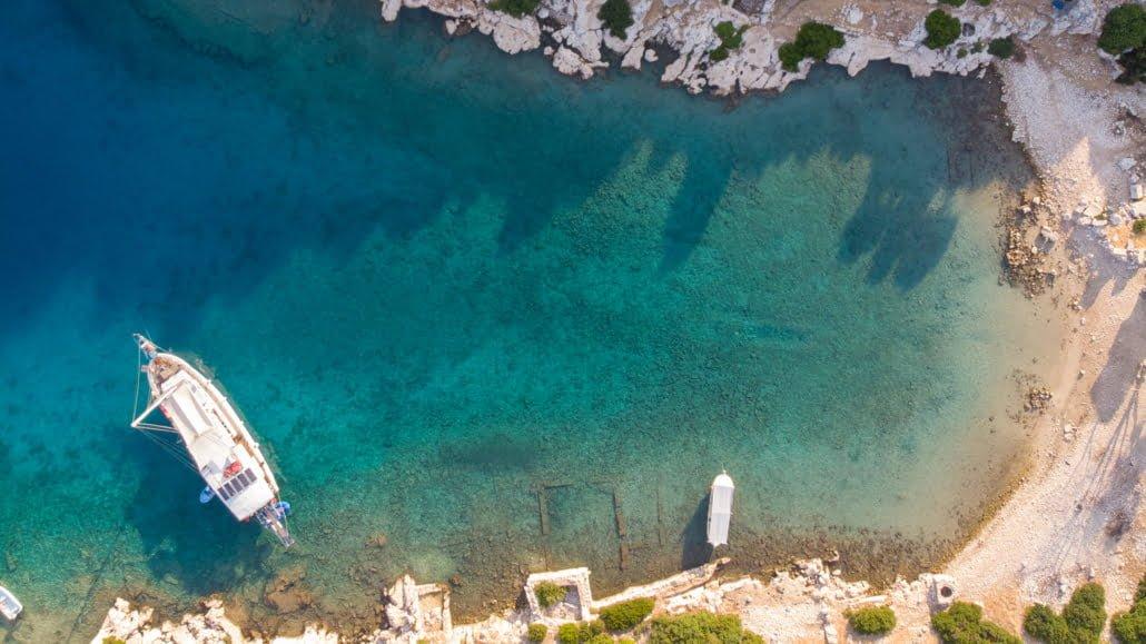 Akdeniz kıyılarında yer alan Tersane Koyu, yaz aylarının en çok