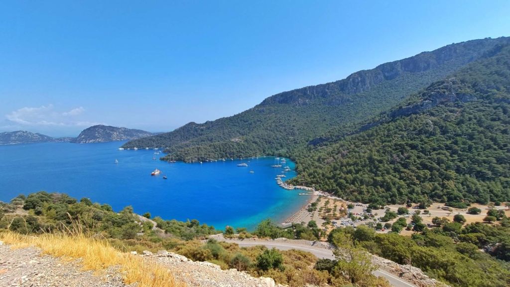 Muğla’nın Dalaman ilçesinde yer alan Sarsala Koyu, turkuaz denizi ve