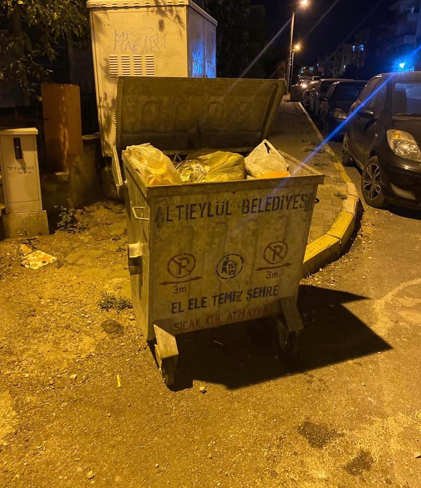 Balıkesir’in Altıeylül ilçesine bağlı Bahçelievler Mahallesi’nde toplanmayan çöpler tepkilere neden