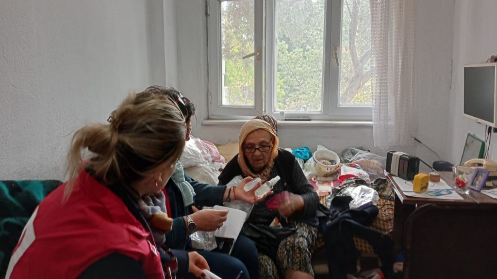 Balıkesir’de Türk Kızılay tarafından düzenlenen eğitim programıyla gönüllü kadınlar, engelli