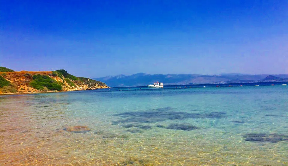 İzmir’in Urla ilçesin de bulunan Yassıca Ada, turkuaz mavisi denizi