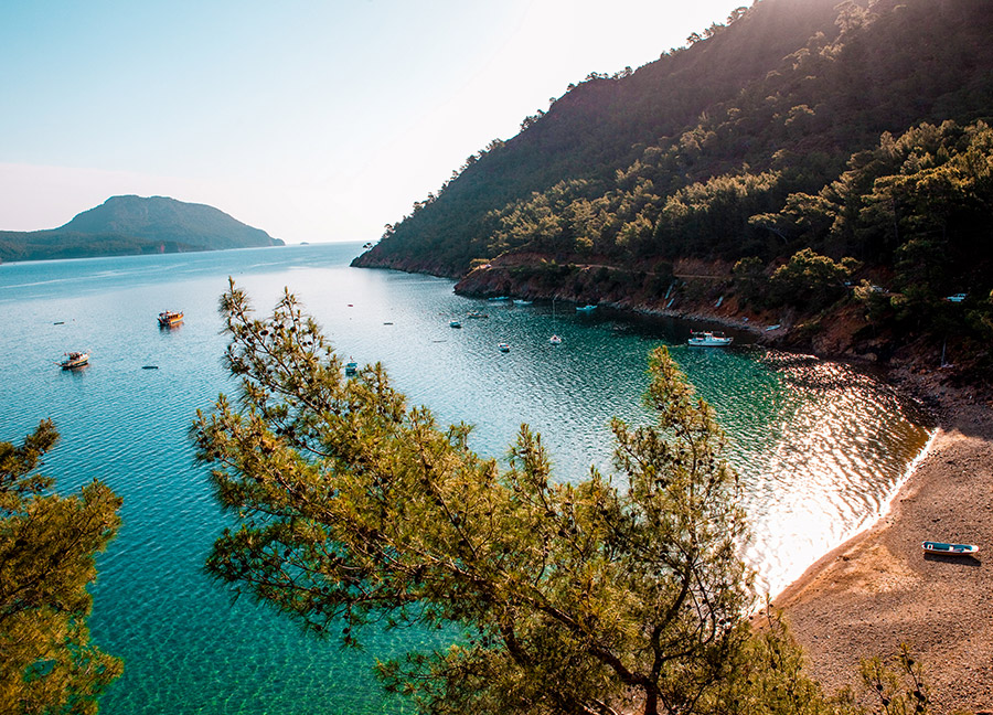 Türkiye’nin saklı cennetlerinden biri olan Adrasan Plajı, doğal yapısı ve
