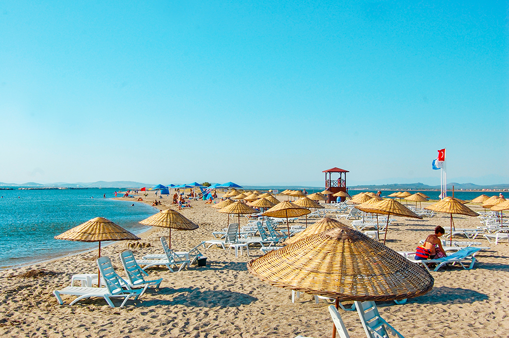 Altınova Plajı, uzun kumsalı, berrak denizi ve huzurlu atmosferiyle yaz