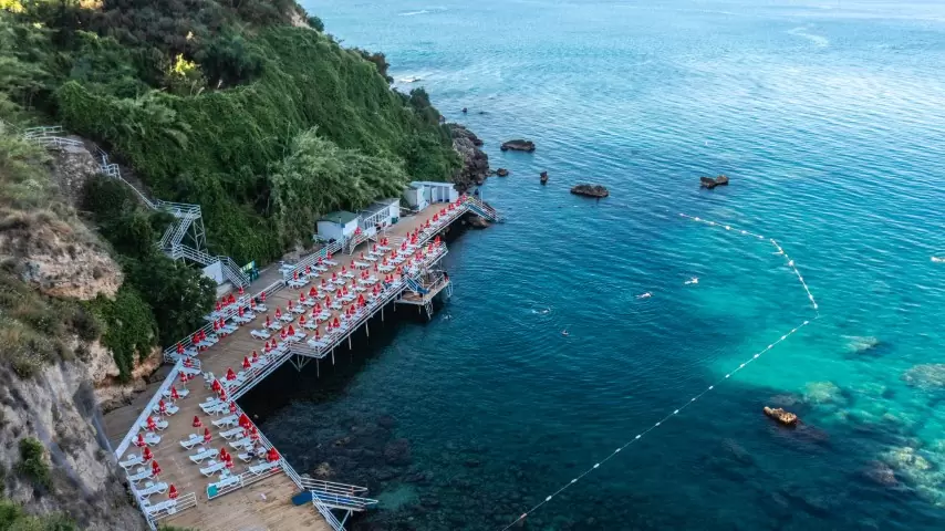 Antalya’nın kalabalıktan uzak huzur noktası İnciraltı Plajı, berrak denizi ve