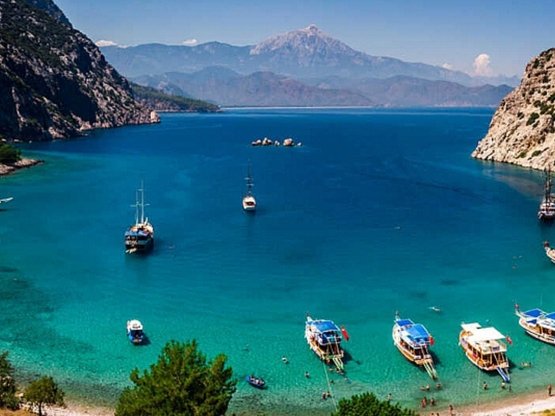 Antalya'nın Kemer ilçesinde yer alan Ceneviz Koyu, el değmemiş doğası