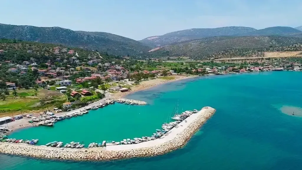 İzmir’in Urla ilçesine bağlı Balıklıova, doğal yapısını koruyan sahili, sakin
