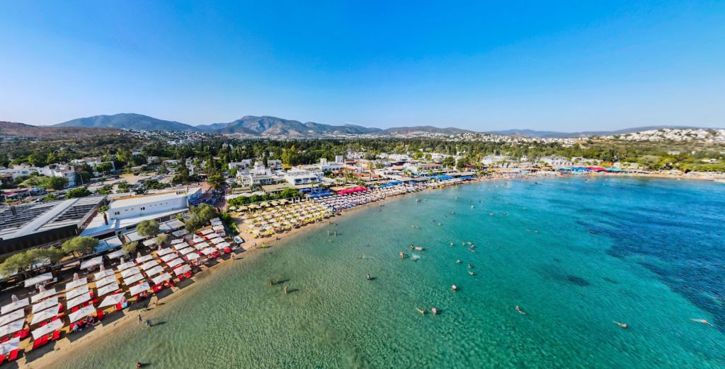 Doğal güzellikleri ve huzurlu atmosferiyle öne çıkan bu sahil, berrak