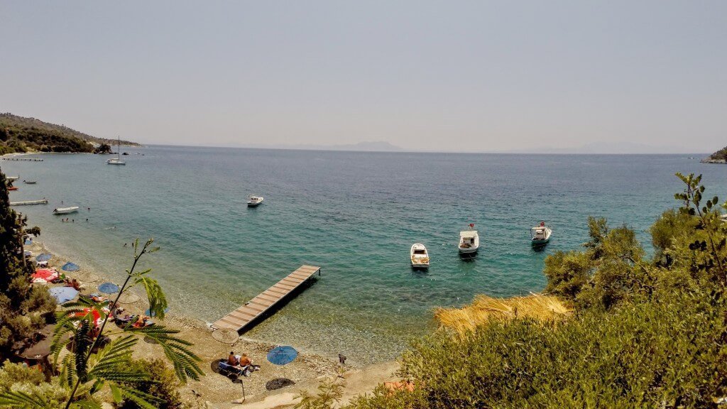 Ege’nin saklı cennetlerinden biri olan Mazı Koyu, berrak denizi ve