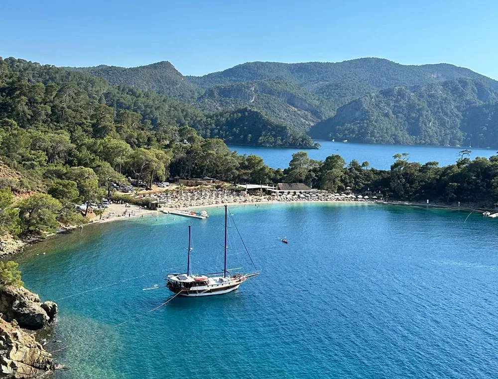 Muğla’nın saklı koylarından Boynuzbükü, berrak denizi ve yemyeşil doğasıyla tatilcileri