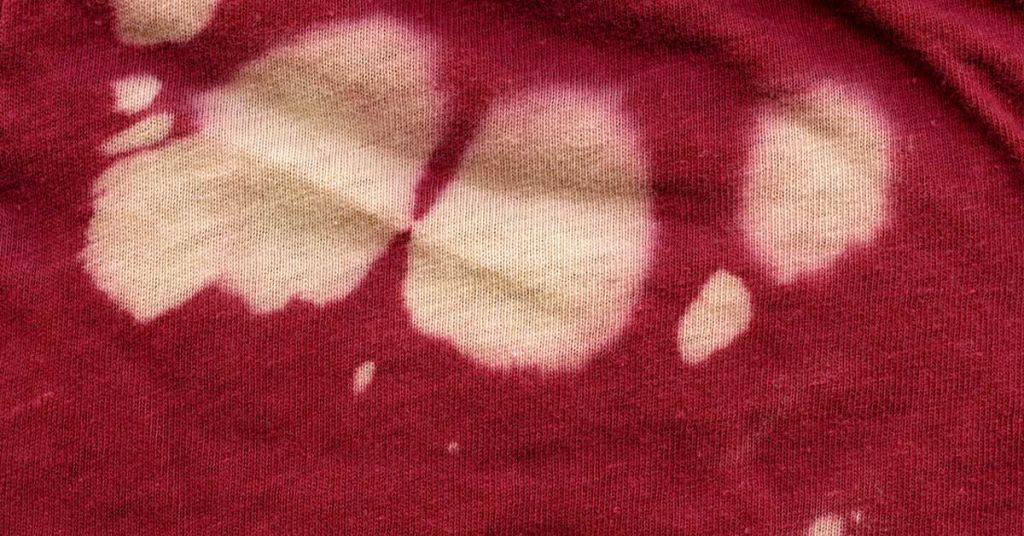 Çamaşır suyu lekeleri kalıcı sanılsa da doğru yöntemlerle kıyafetlerden tamamen