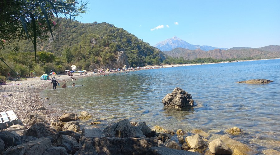 Antalya’nın doğal güzellikleriyle öne çıkan Olimpos Plajı, tarihi kalıntıları ve