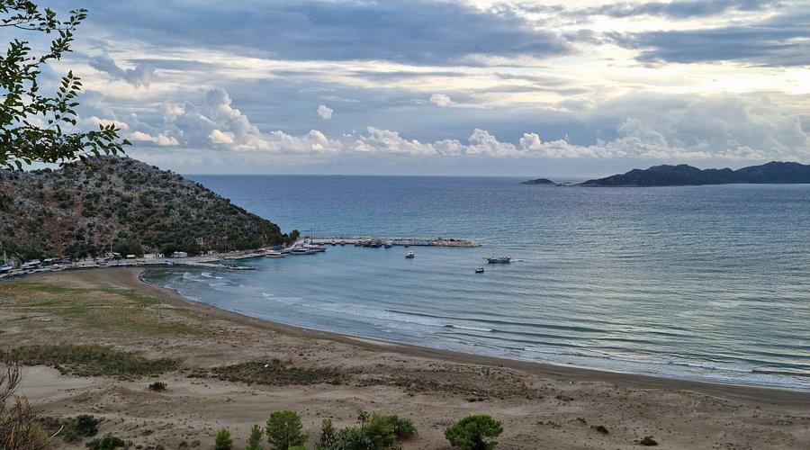 Kalabalıktan uzak, doğal güzellikleriyle büyüleyen Çayağzı Plajı, Antalya’da huzur arayanların