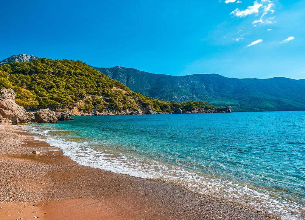 Antalya’nın saklı cenneti Porto Ceneviz Koyu, cam gibi berrak denizi