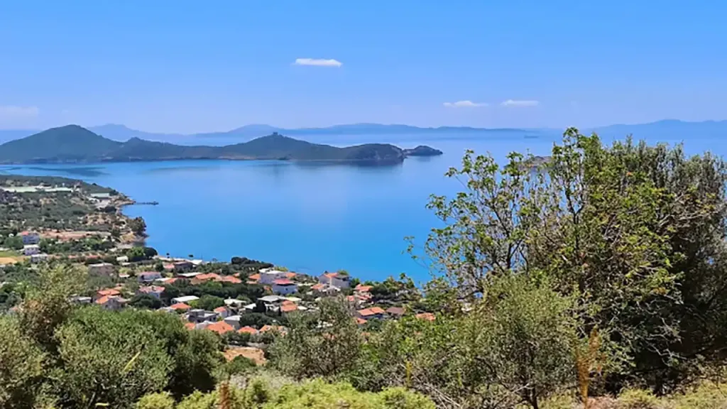 Kalabalık tatil beldelerinden sıkılanların yeni keşfi Çandarlı, masmavi denizi, tarihi