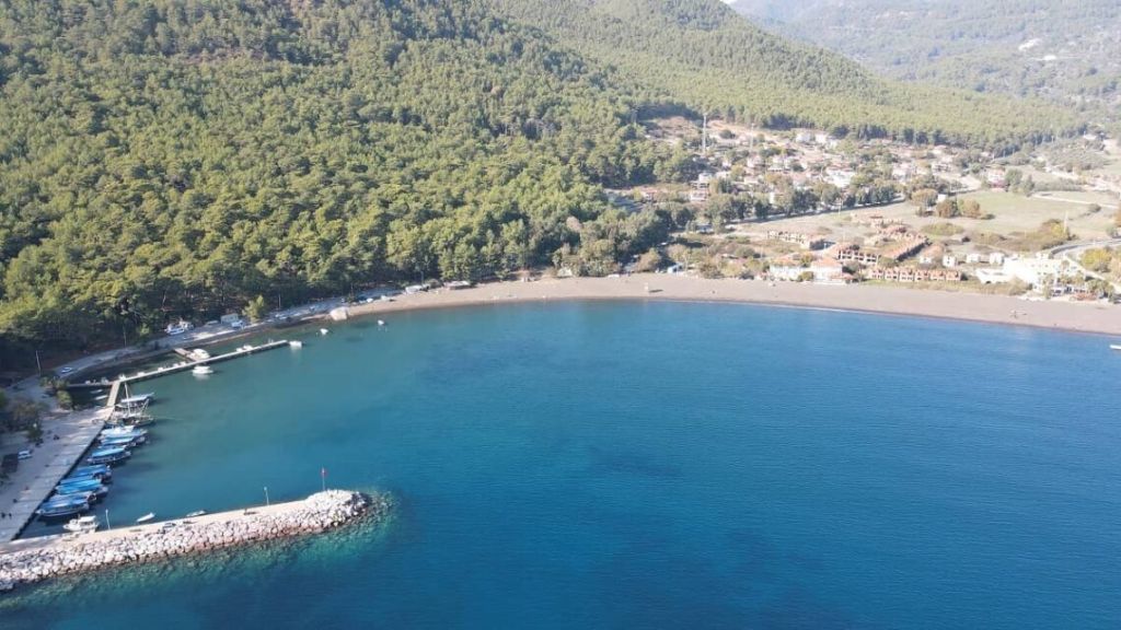 Muğla’nın Köyceğiz ilçesinde yer alan Ekincik Plajı, sakin atmosferi ve