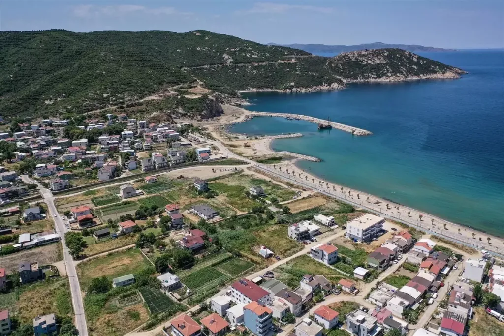 erdek in kirsal mahallesi turkuaz renkli deni 5 18882491 amp - Marmara Bölge Gazetesi