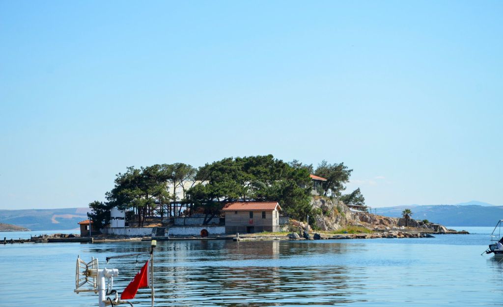 Erdek ve Ocaklar sahilleri, sonbaharda dinginliğiyle öne çıkarak doğa ve