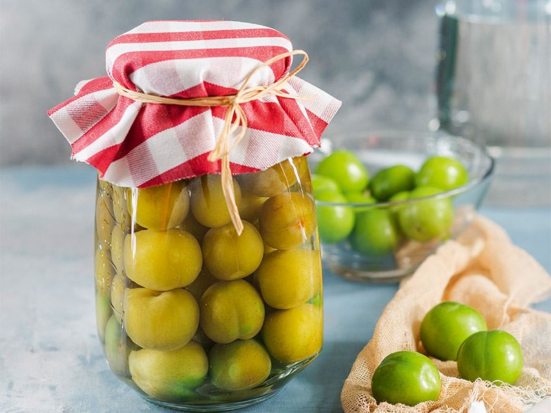 Edremit’in dünyaca ünlü zeytinyağıyla hazırlanan erik turşusu, kış sofralarına yazın