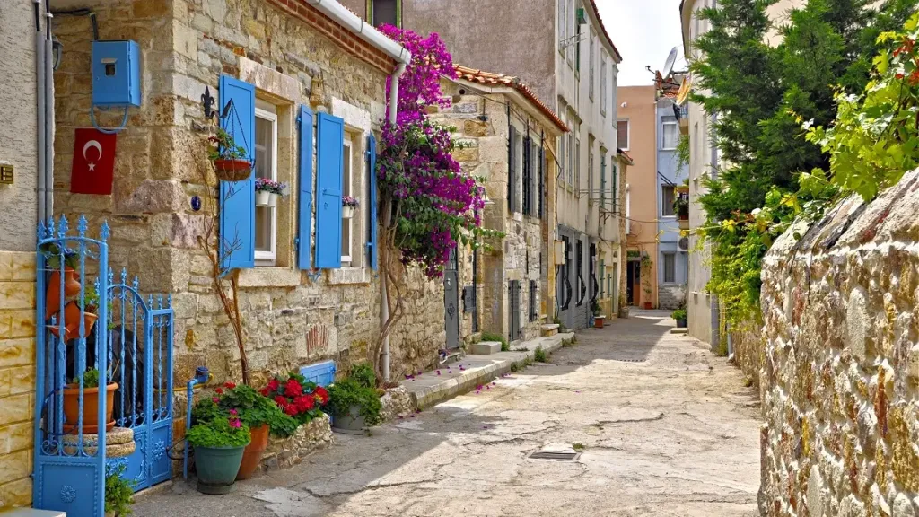 Beyaz Evleri, Mavi Panjurları ve Berrak Deniziyle Ege’nin Saklı Cenneti foca phokai 62135 - Marmara Bölge Gazetesi