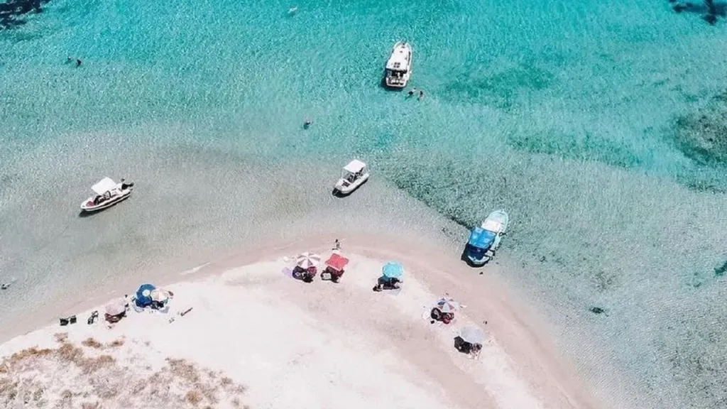 İzmir’in kuzeyinde yer alan Dikili ilçesine bağlı Bademli Köyü, doğal
