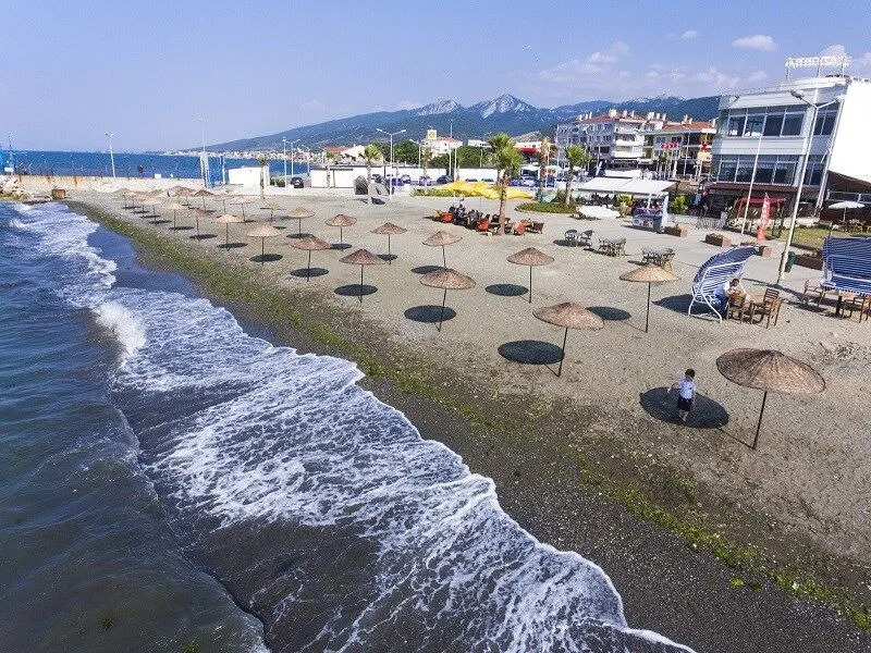 Çeşme’nin Kalabalığına Girmeden, Kuşadası’nın Yoluna Katlanmadan Eylülde Denize Girmenin Adresi guzelbahce halk plaji - Marmara Bölge Gazetesi