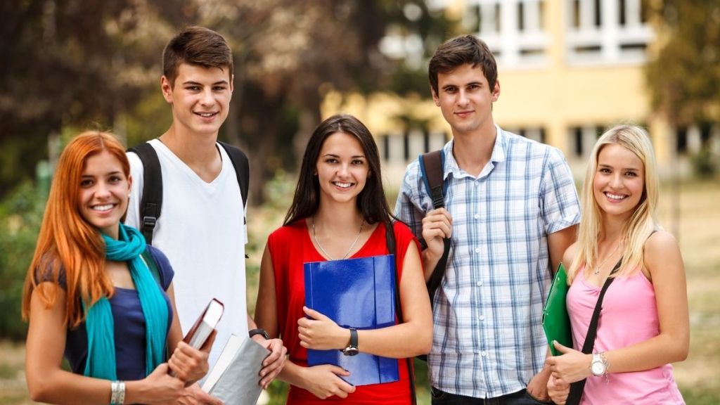 Burhaniye Belediyesi, üniversite öğrencilerine eğitim hayatlarında destek olmak amacıyla burs