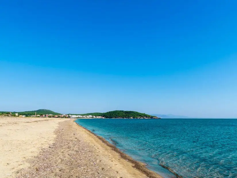 Cunda Adası’nın arka tarafında yer alan Çataltepe Plajı, berrak denizi