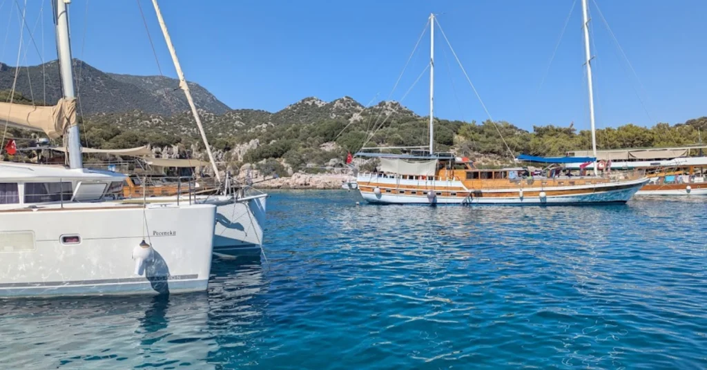 Antalya’nın saklı cennetlerinden İnönü Koyu, berrak denizi ve doğayla iç
