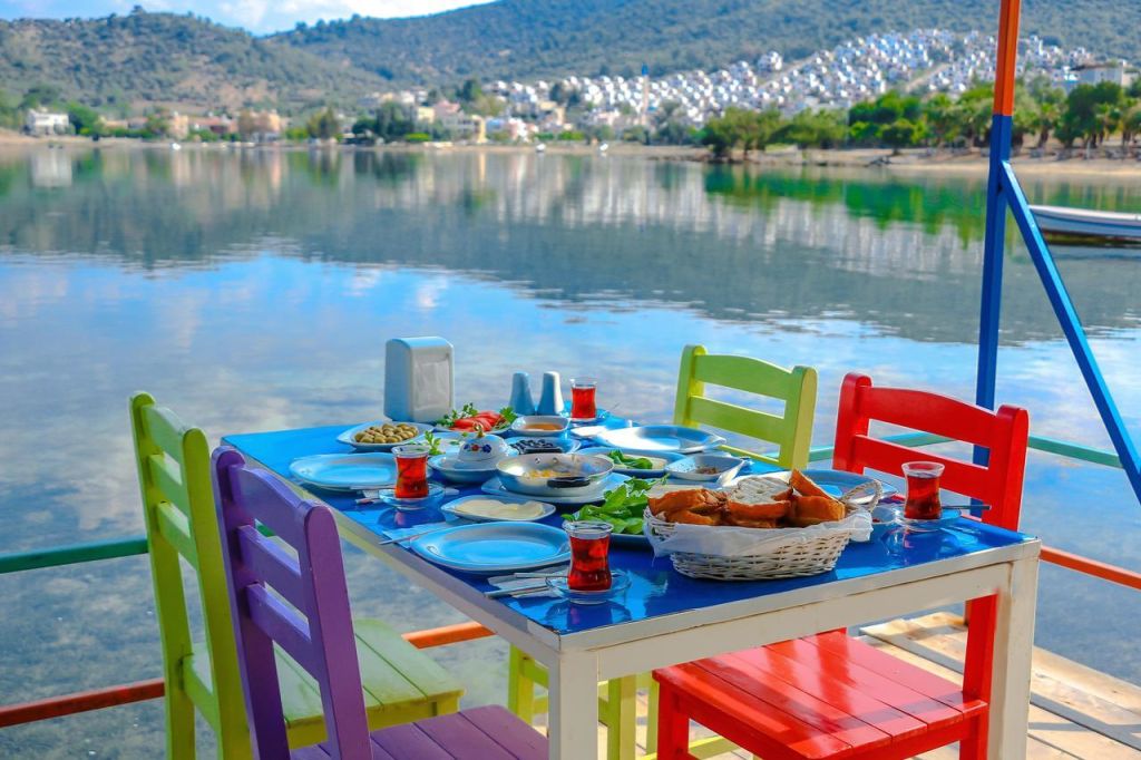 Zeytin ağaçlarının gölgesinde huzur, masmavi denizinde serinlik, tarih kokan sokaklarında