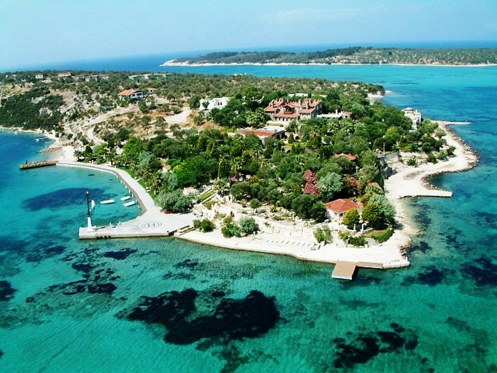 Ege’nin huzur dolu köşelerinden biri olan Dikili, berrak denizi ve