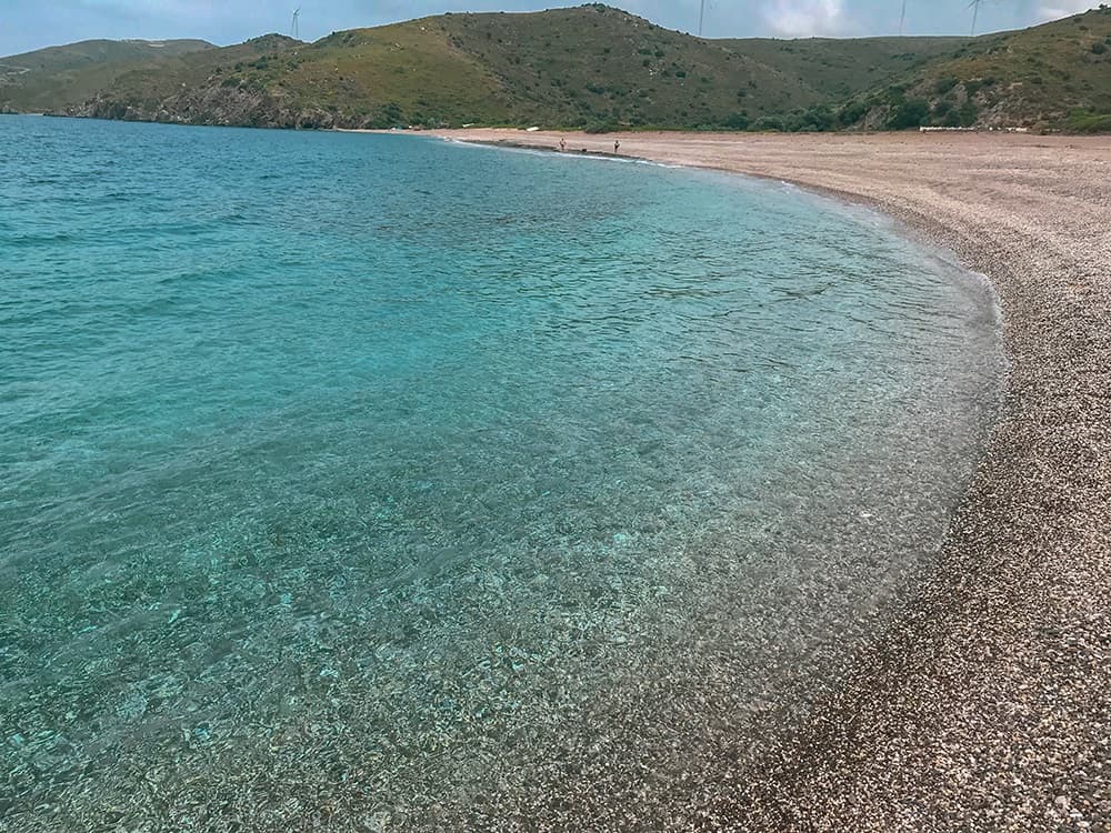 Zeytinliklerin arasından gizlice açılan cam gibi deniziyle Karaburun koyları, sonbaharda