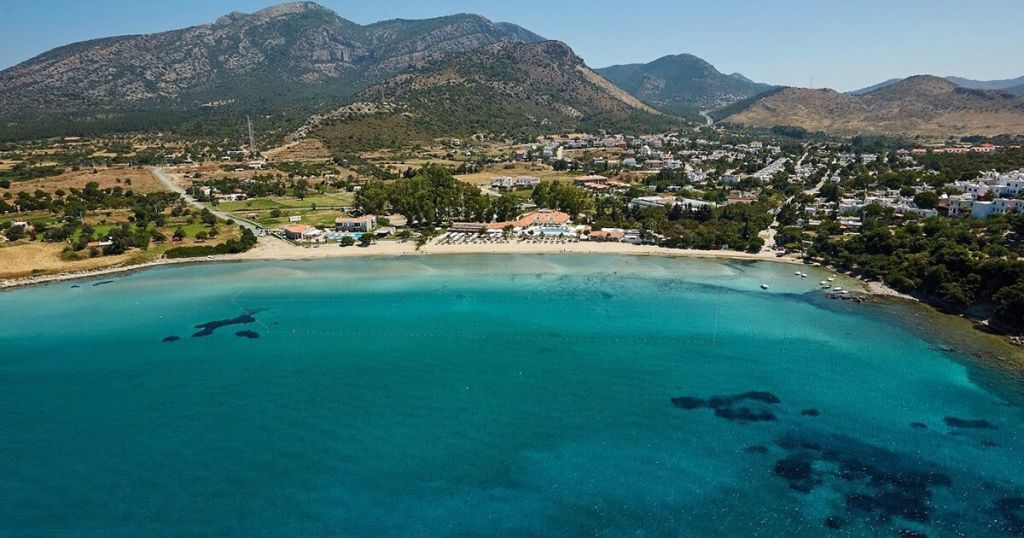 Muğla’nın Bodrum ilçesinde bulunan Karaincir Halk Plajı, sakin denizi ve