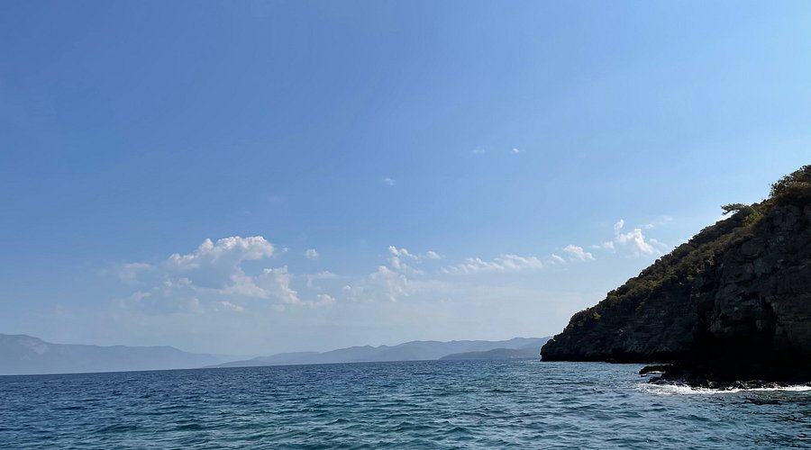 Karaincir Halk Plajı, sığ ve dalgasız deniziyle çocuklu ailelerin güvenle