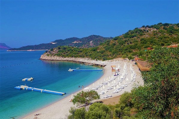 Antalya’nın saklı cennetlerinden Asmaaltı Plajı, doğal güzellikleri ve berrak deniziyle