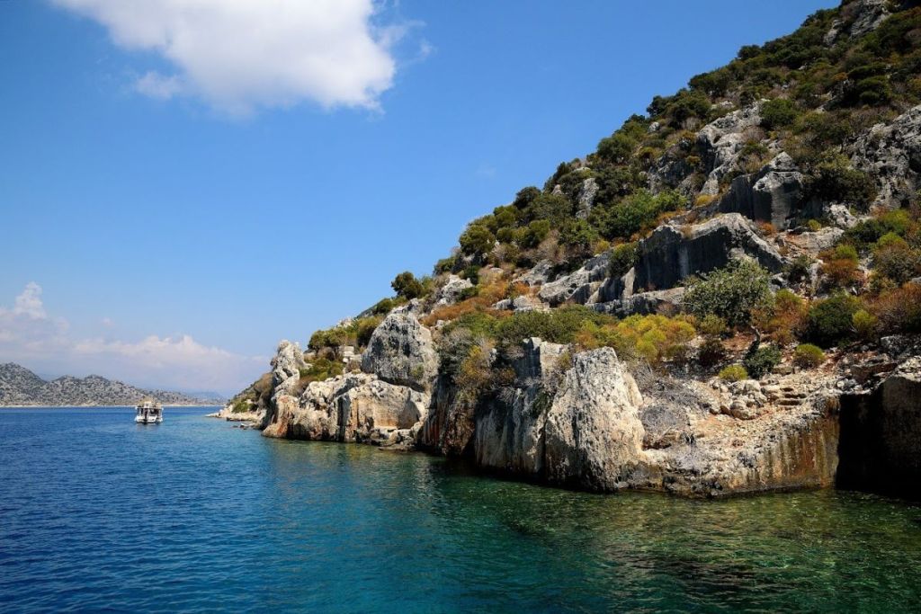 Eşsiz güzelliğiyle Akdeniz’in incisi olan Kekova Adası, tarihi Batık Kent’i