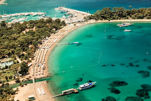 Antalya’nın huzur dolu köşelerinden biri olan Ayışığı Plajı, berrak denizi