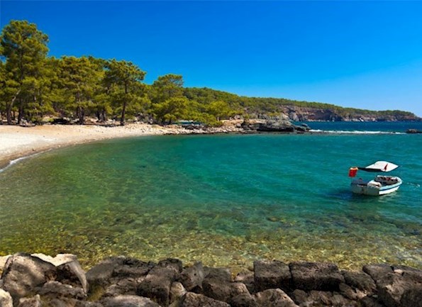 Berrak denizi, altın sarısı kumsalı ve çam ormanlarıyla çevrili Tekirova