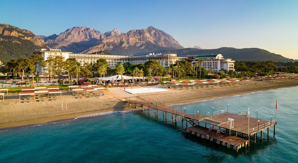 Antalya’nın Kemer ilçesinde yer alan Göynük Plajı, berrak denizi ve