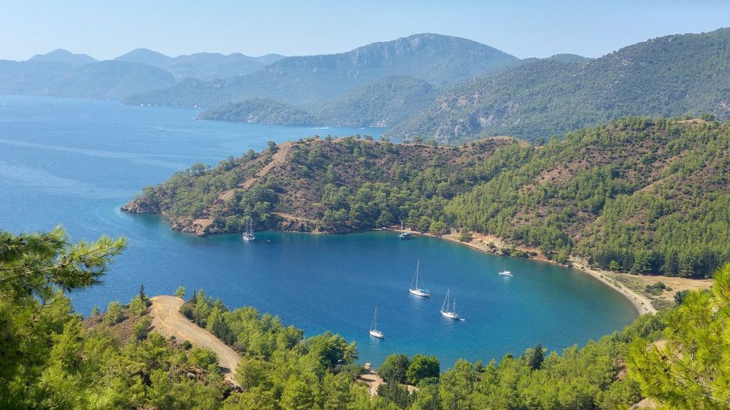 Muğla’nın saklı kalmış güzelliklerinden Kille Koyu, berrak denizi ve huzurlu