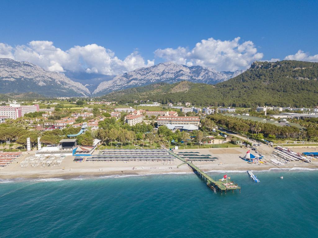 Antalya’nın Kemer ilçesinde bulunan Kiriş Plajı, masmavi denizi ve altın