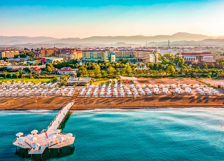Antalya’nın doğal güzellikleri arasında öne çıkan Kızılağaç Plajı, berrak denizi