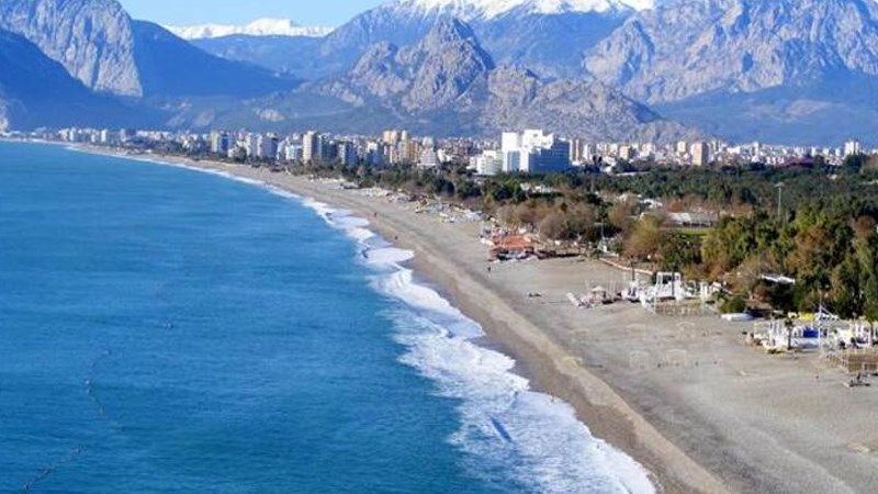 Antalya’nın en popüler sahillerinden biri olan Konyaaltı Halk Plajı, temiz