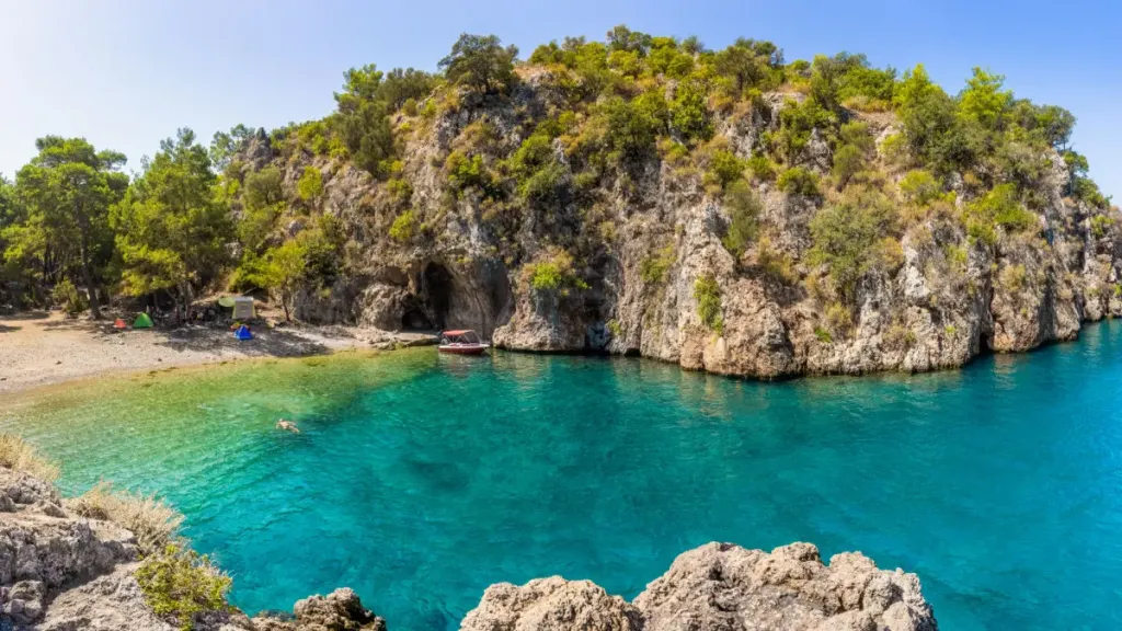 Antalya’nın Kumluca ilçesinde yer alan Adrasan Koyu, turkuaz denizi, uzun