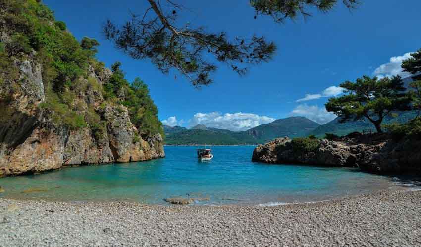 Akdeniz’in kalabalık otellerinden, gürültülü beach club’larından uzaklaşmak isteyenler için Karaöz